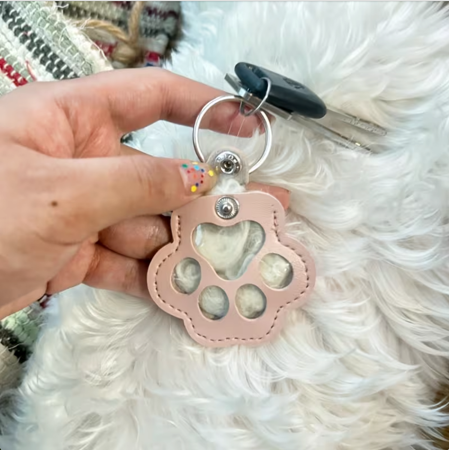 Pet Hair Collector Keychain – Dog & Cat Fur Keepsake Capsule, Portable Pet Hair Holder Keyring